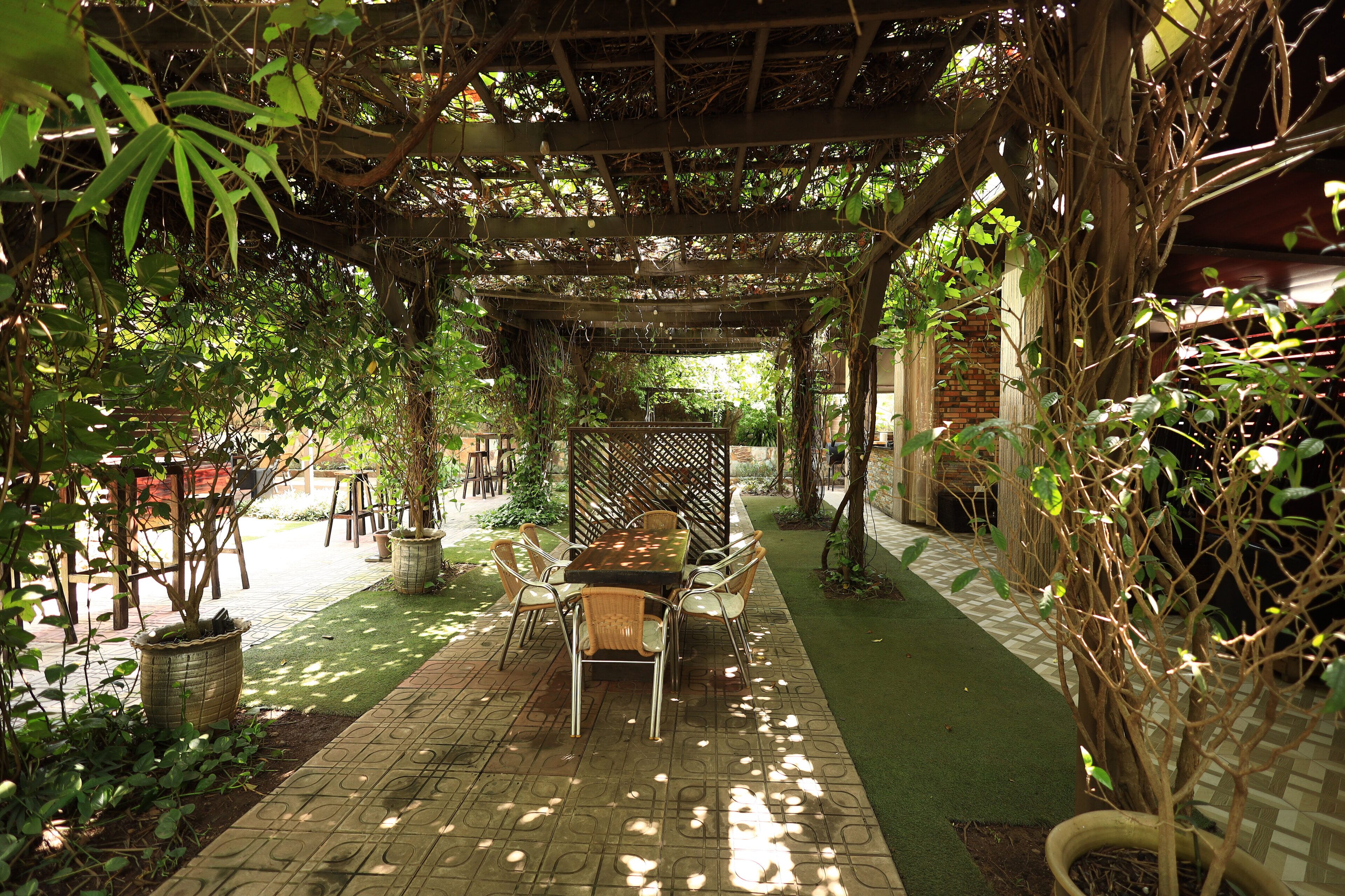 breakfast, lunch, dinner served; local and international cuisine