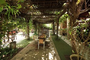 Breakfast, lunch, dinner served; local and international cuisine 