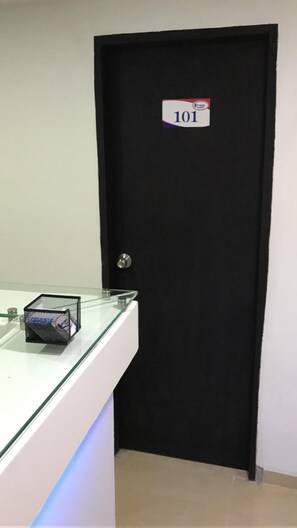 مكتب ومكواة/لوح كي وواي فاي مجانًا