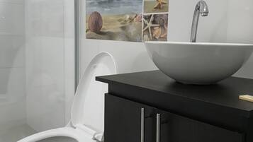Triple Room | Bathroom | Shower, designer toiletries, towels