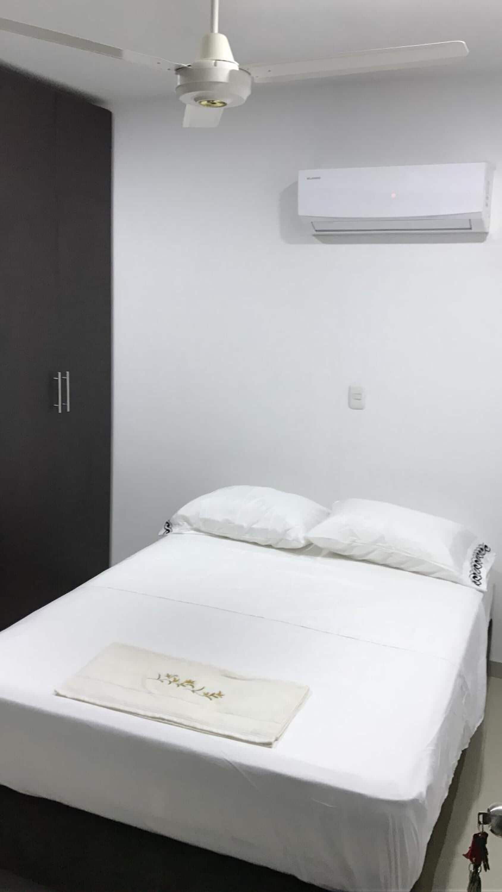 Escrivaninha, ferros/tábuas de passar roupa, Wi-Fi de cortesia