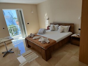 Apartment, Sea View | Insonorizzazione, ferro/asse da stiro, Wi-Fi gratuito, lenzuola