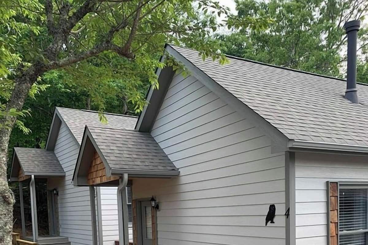 Deluxe Bungalow | Bathroom | Shower, rainfall showerhead, free toiletries, hair dryer