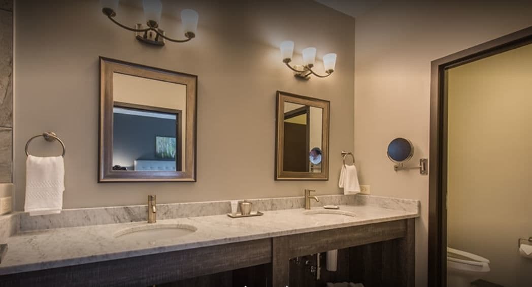 Shower, rainfall showerhead, free toiletries, hair dryer