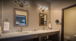 Shower, rainfall showerhead, free toiletries, hair dryer - Valhalla Resort Hotel (Helen)