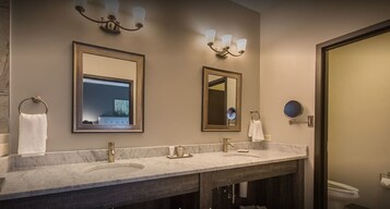 Shower, rainfall showerhead, free toiletries, hair dryer