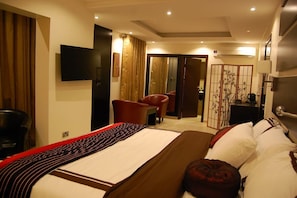 1 bedroom, premium bedding, minibar, in-room safe