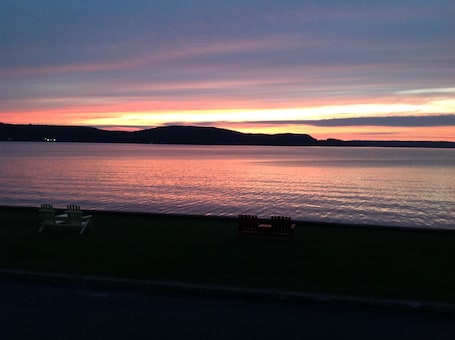 Lake. Sunset Motel On The Bay