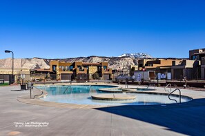 Casa, varias camas, vistas a la montaña (Red Rock Vista) | Piscina | Una piscina al aire libre, una piscina climatizada