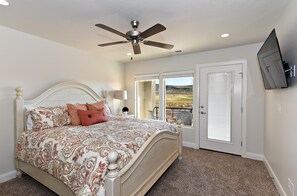 4 bedrooms, premium bedding, iron/ironing board, free WiFi - Poolside Perfection (St. George)