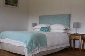 2 habitaciones, tabla de planchar con plancha y ropa de cama