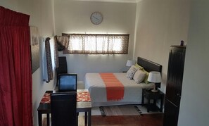 Comfort Double Room, 1 Bedroom | 1 bedroom, soundproofing, iron/ironing board - Beachway B&B (Gqeberha (Port Elizabeth))