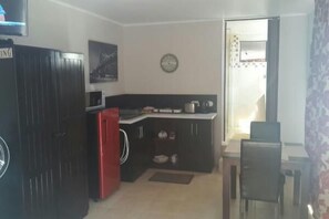 Tetera/pava eléctrica, silla alta para bebés