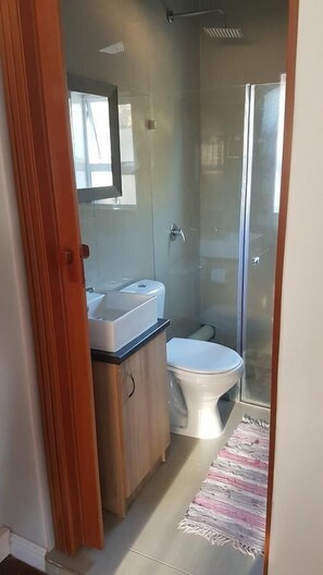 Comfort Double Room, 1 Bedroom | Bathroom | Free toiletries, hair dryer, towels - Beachway B&B (Gqeberha (Port Elizabeth))