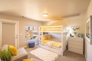 Maison, plusieurs lits, vue piscine (Sunrise On The 9th) | 3 chambres, fer et planche à repasser, Wi-Fi gratuit, draps fournis