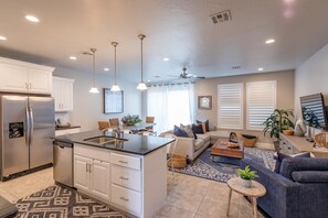 Townhome, Multiple Beds, Pool View (Sunrise On The 9th) | Private kitchen