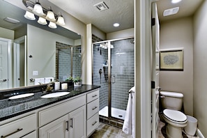Ferienhaus, Mehrere Betten, Poolblick (Sunrise On The 9th) | Badezimmer | Badewanne und Dusche (separat), kostenlose Toilettenartikel