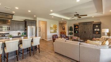 Casa, varias camas, vista a la montaña (Mi Casa Es Su Casa) | Área de sala de estar | Televisión de pantalla plana y reproductor de DVD