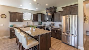 Casa, varias camas, vista a la montaña (Mi Casa Es Su Casa) | Cocina privada | Refrigerador con congelador, microondas, horno y parrilla de estufa