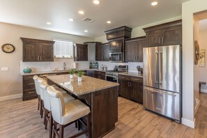 House, Multiple Beds, Mountain View (Mi Casa Es Su Casa) | Private kitchen | Full-sized fridge, microwave, oven, stovetop - Mi Casa Es Su Casa (St. George)