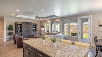 Casa, varias camas, vista a la montaña (Mi Casa Es Su Casa) | Cocina privada | Refrigerador con congelador, microondas, horno y parrilla de estufa