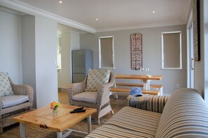 Full Stop | Living area