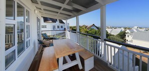 Full Stop | Living area | TV - Seals Backpackers (Cape Saint Francis)