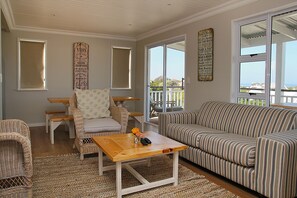 Full Stop | Living area - Seals Backpackers (Cape Saint Francis)