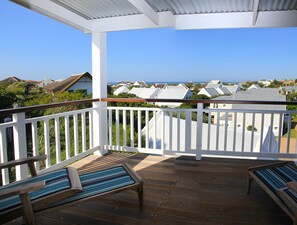 Full Stop | Living area - Seals Backpackers (Cape Saint Francis)