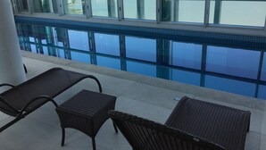 Indoor pool, sun loungers - Flat Loft Barra (Porto Alegre)