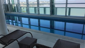 Piscina interna, espreguiçadeiras