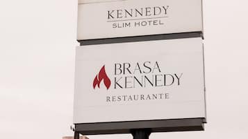 Señal anunciando el Hotel Kennedy Slim y el Restaurante Brasa Kennedy.