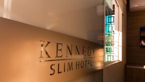 A sign for the Kennedy Slim Hotel. - Kennedy Slim Hotel (Sao Jose)