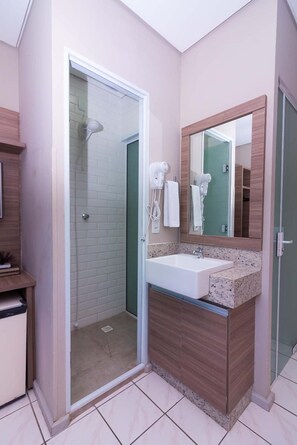 Shower, free toiletries, hair dryer, towels - Kennedy Slim Hotel (Sao Jose)