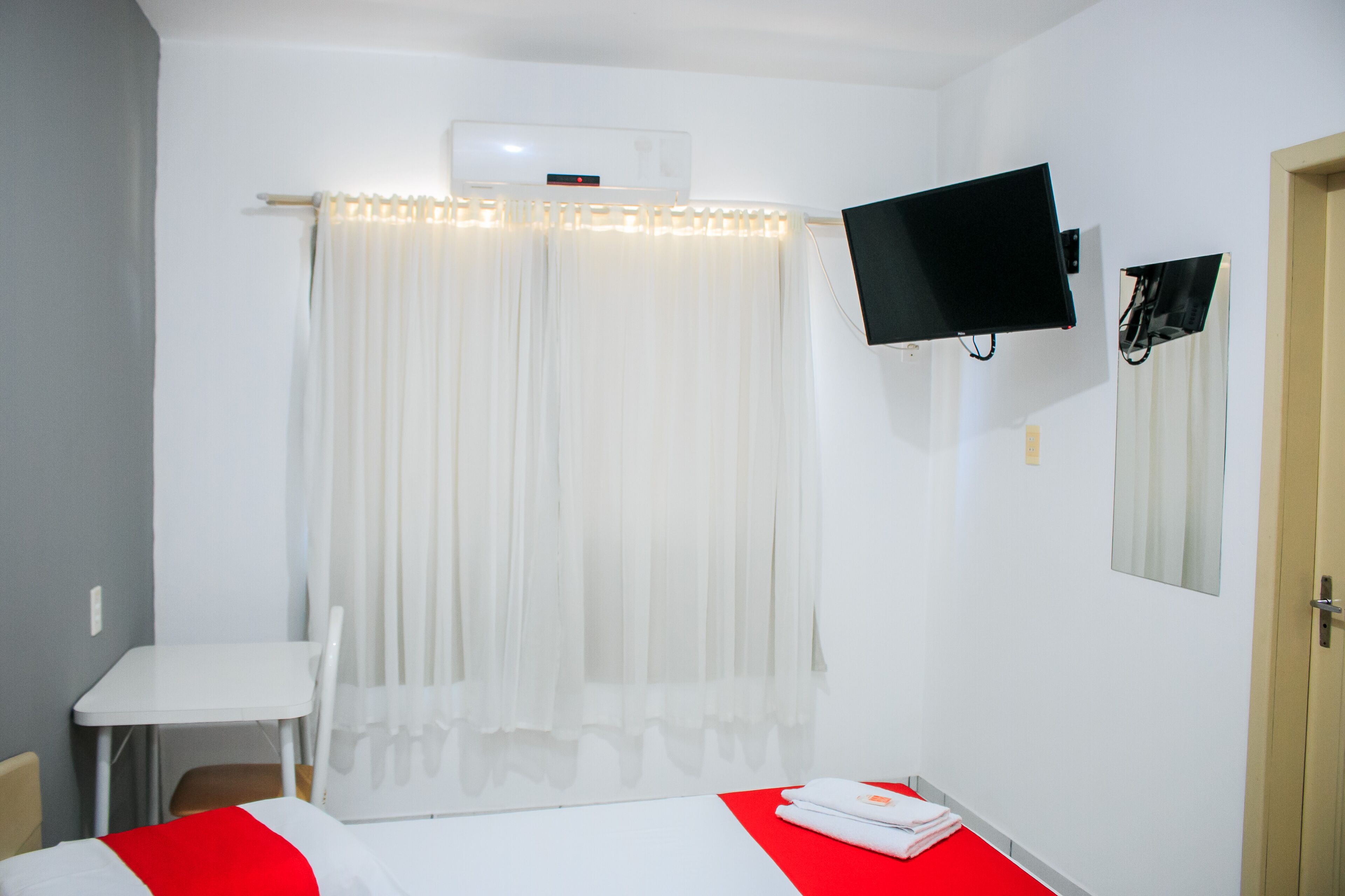 Habitación doble estándar | Escritorio, tabla de planchar con plancha y wifi gratis 