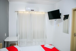 Standard-Doppelzimmer | Schreibtisch, Bügeleisen/Bügelbrett, kostenloses WLAN