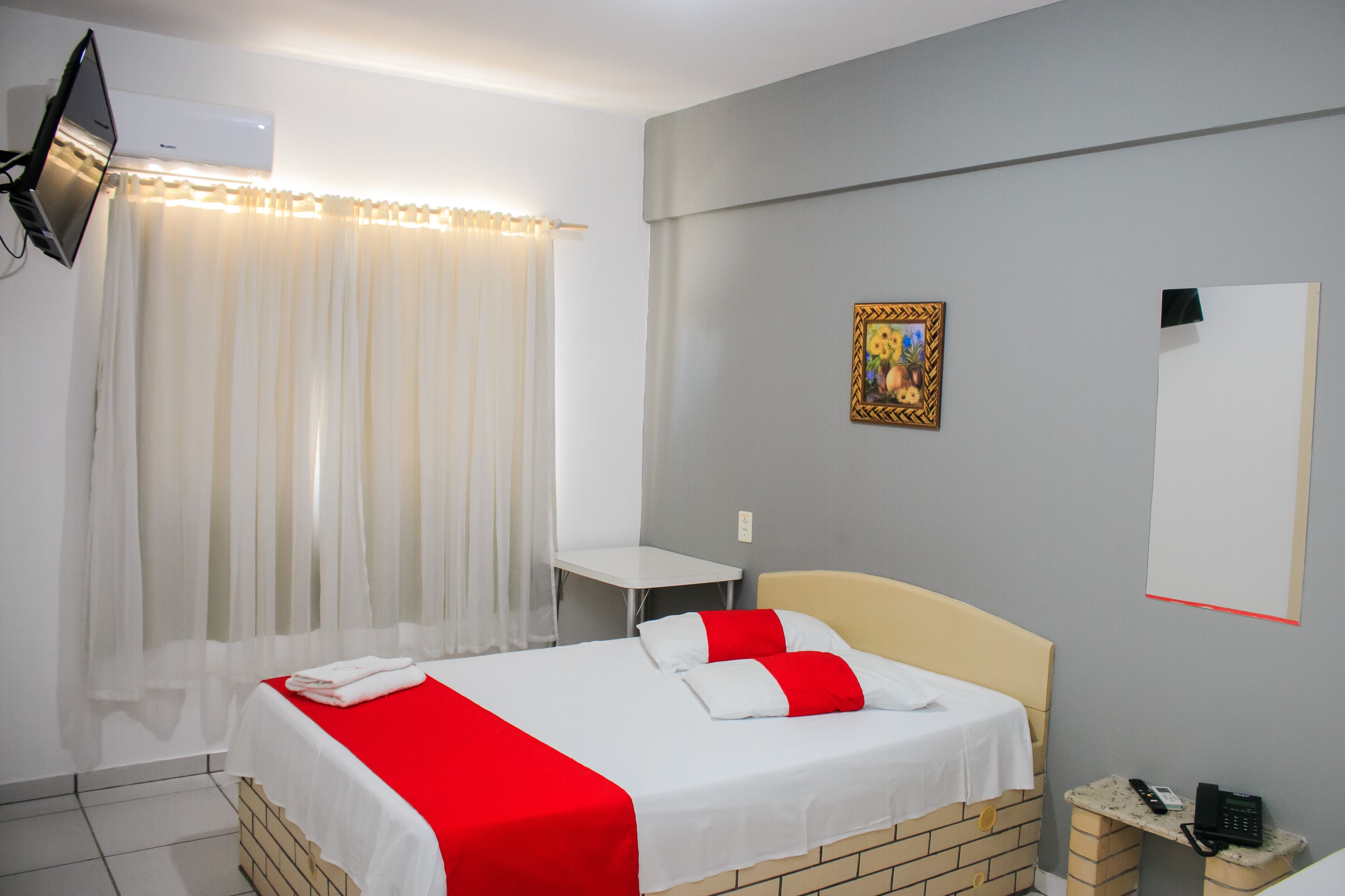 Quarto triplo, várias camas | Escrivaninha, ferros/tábuas de passar roupa, Wi-Fi de cortesia