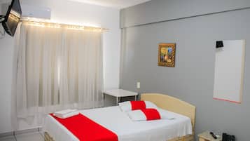 Quarto triplo, várias camas | Escrivaninha, ferros/tábuas de passar roupa, Wi-Fi de cortesia