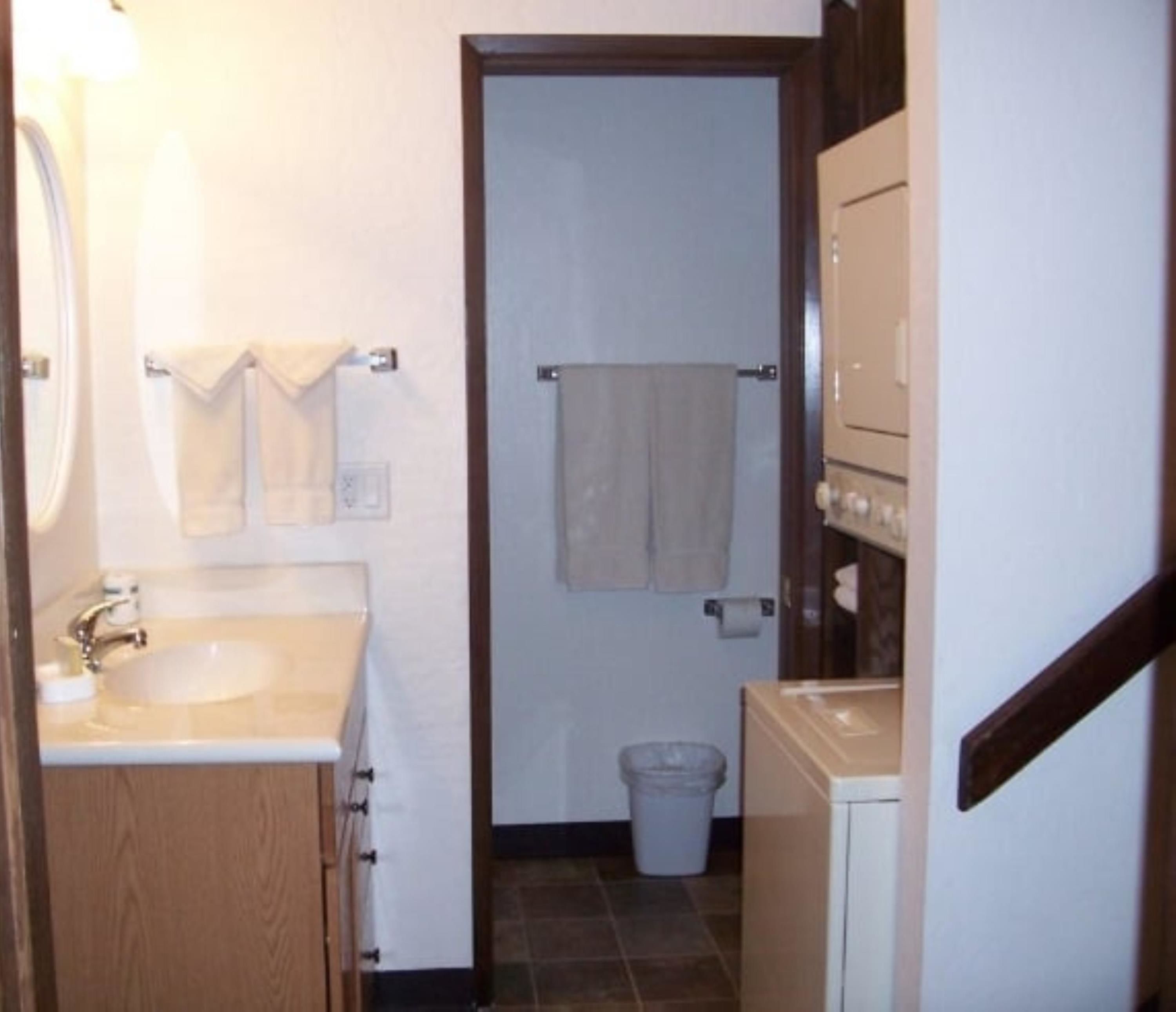 suite, 2 bedrooms | bathroom | shower, towels