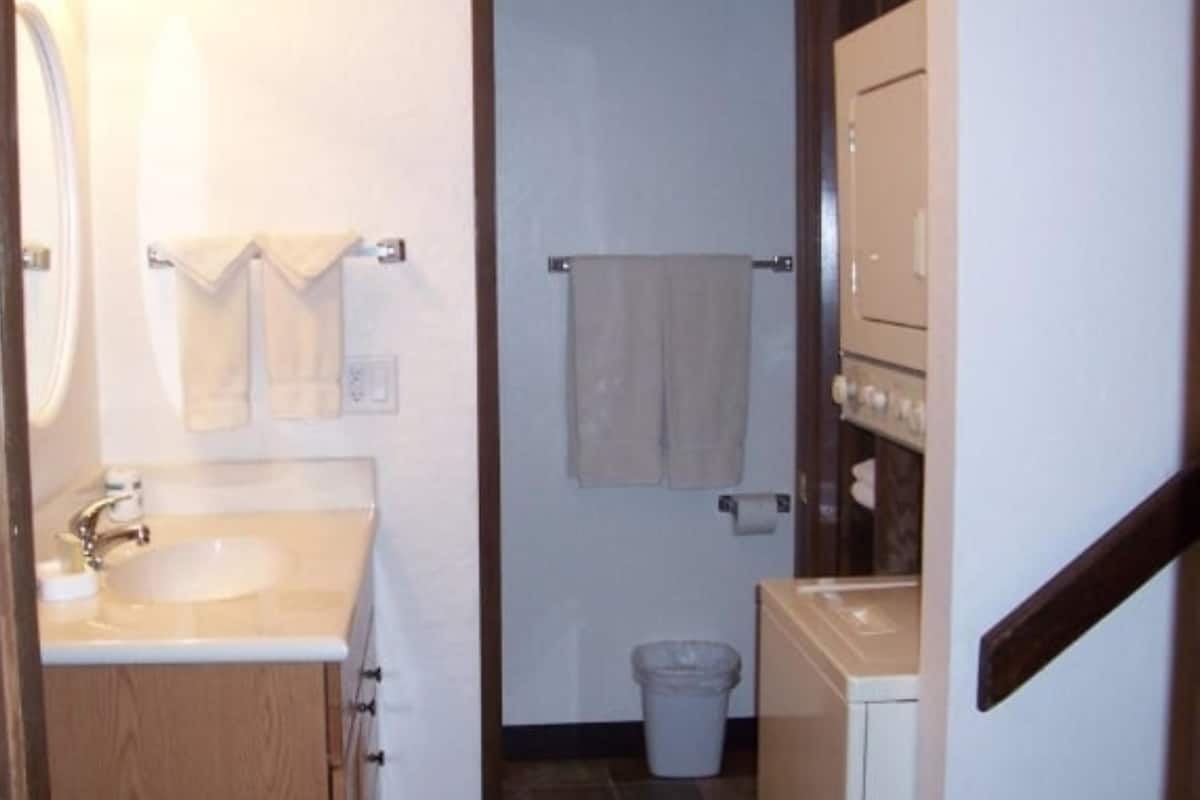 suite, 2 bedrooms | bathroom | shower, towels