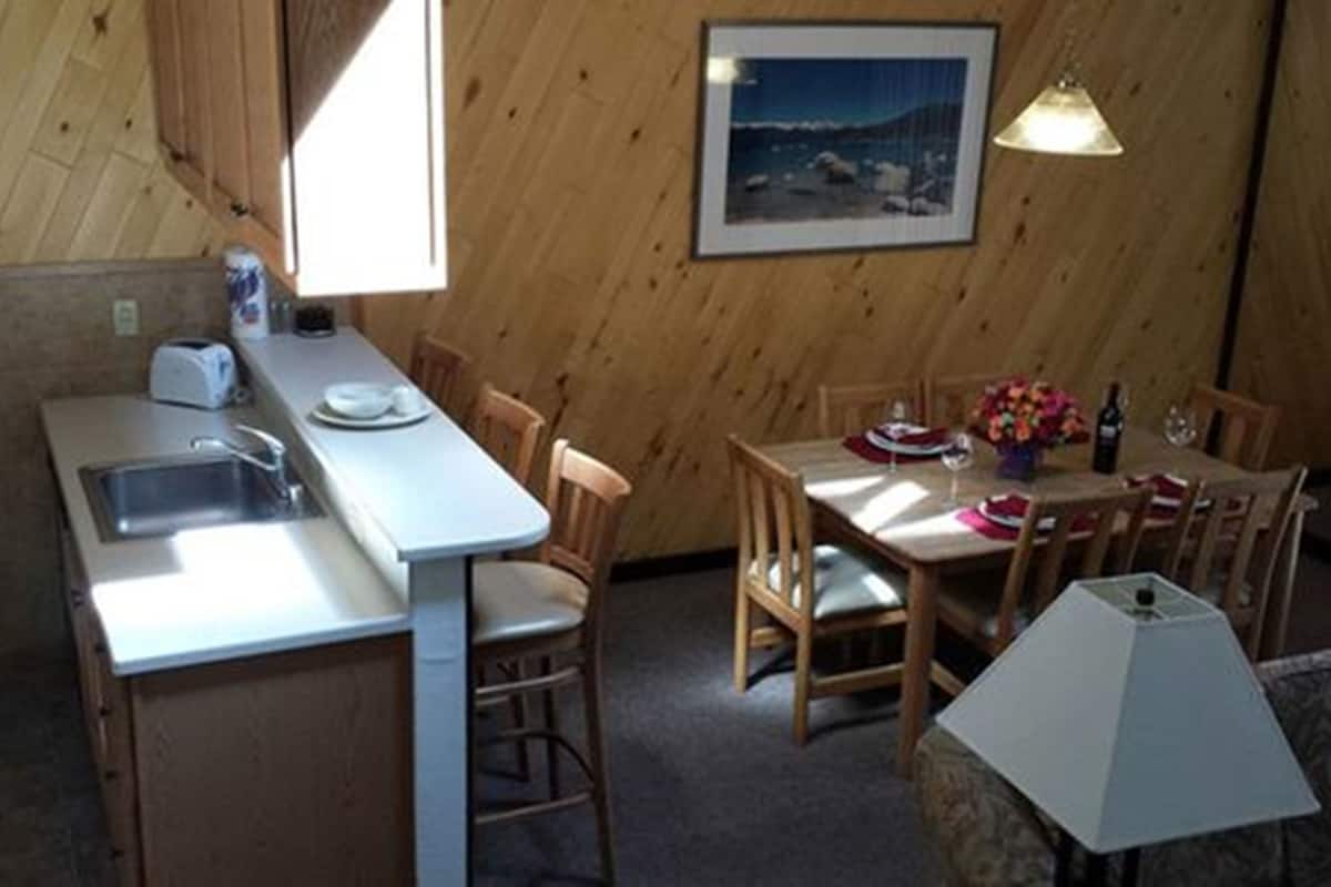 suite, 2 bedrooms | in-room dining