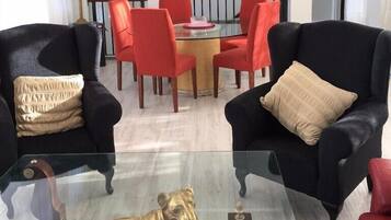 Apartemen Klasik, 2 kamar tidur | Ruang keluarga | TV