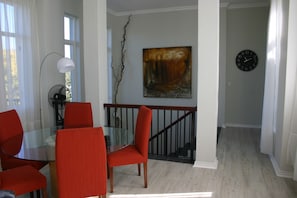 Classic Apartment, 2 Bedrooms | In-room dining