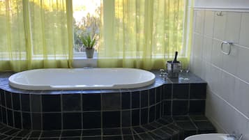 Deep-soaking bathtub