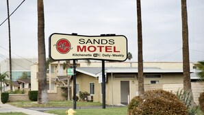 A sign for Sands Motel advertising kitchenettes, WiFi, daily, and weekly rates. - Sands Motel (Ontario)