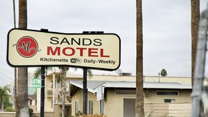 A sign for Sands Motel with a logo, indicating it is a motel with kitchenettes and WiFi. - Sands Motel (Ontario)