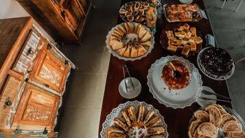 Bao gồm bữa sáng buffet hàng ngày