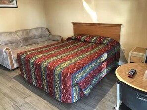 Deluxe Room, 1 Queen Bed | Desk, free WiFi, bed sheets, wheelchair access - Pala Motel (Pomona)