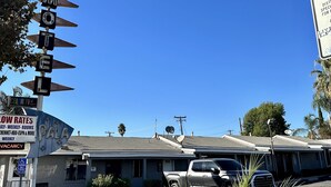 Et motel med skilt der angiver lave priser og udbud af værelser til ugen.