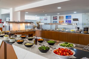 Frokost, lunsj og middag serveres, internasjonale retter